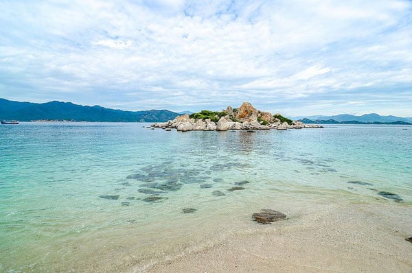 Vẻ đẹp bãi nồm cùng nước biển trong xanh (Ảnh ST)