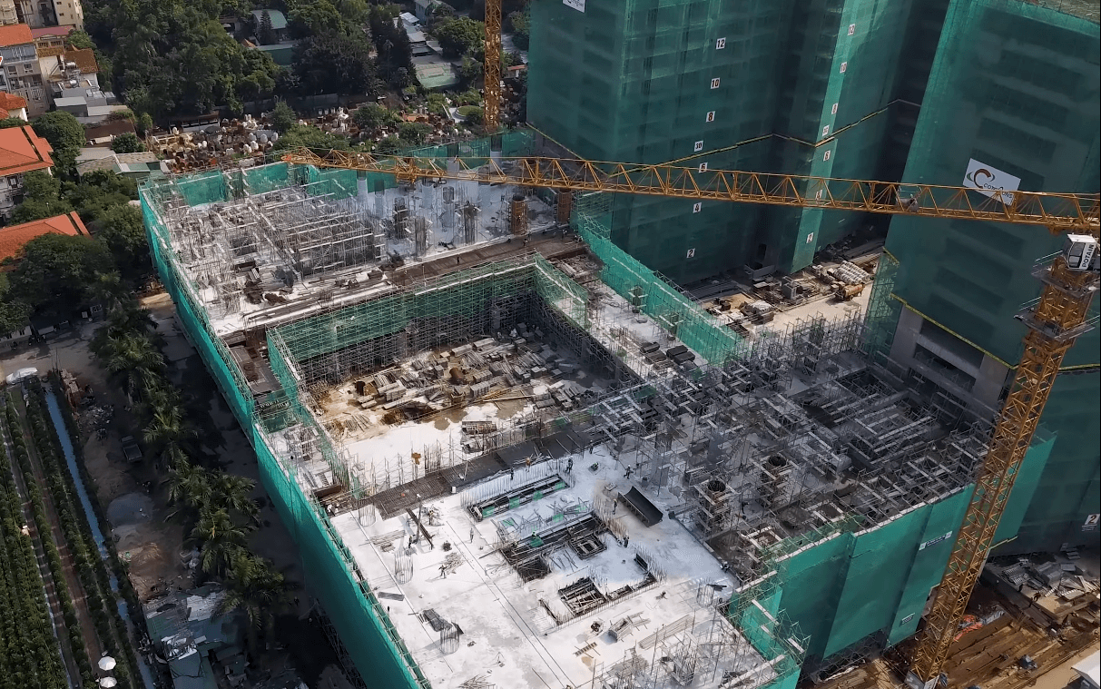Rất đông đúc công nhân bên trong dự án Sun Group 58 Quảng Bá.