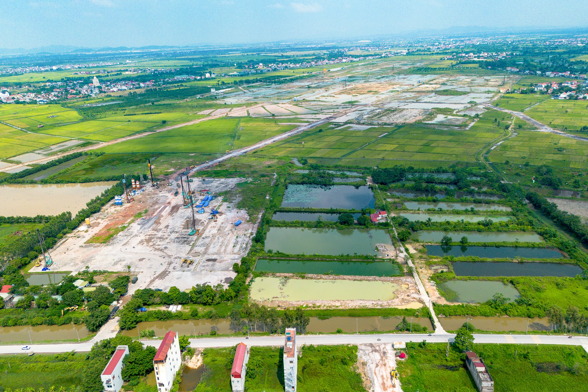 Tuyến đường 33.000 tỷ đồng do Sun Group đề xuất, kết nối sân bay Gia Bình với Hà Nội thông qua chủ trương đầu tư- Ảnh 3. Tuyến đường 33.000 tỷ đồng do Sun Group đề xuất, kết nối sân bay Gia Bình với Hà Nội thông qua chủ trương đầu tư- Ảnh 3.